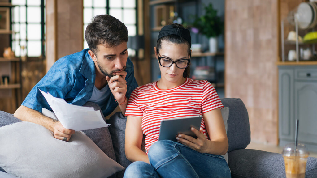 couple qui analyse leurs documents administratifs sur un iPad