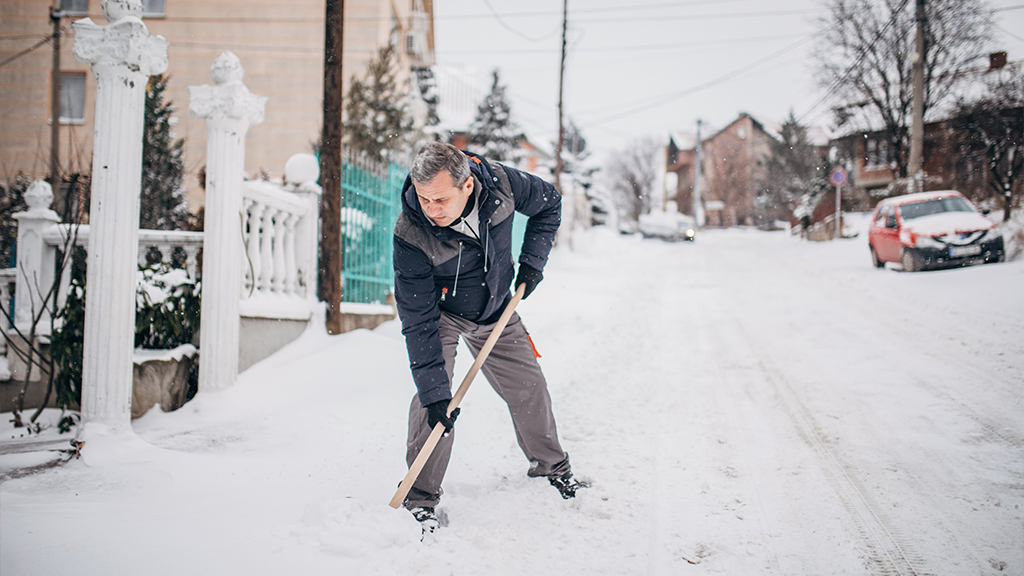 Sel de déneigement : les règles à suivre pour un trottoir sûr