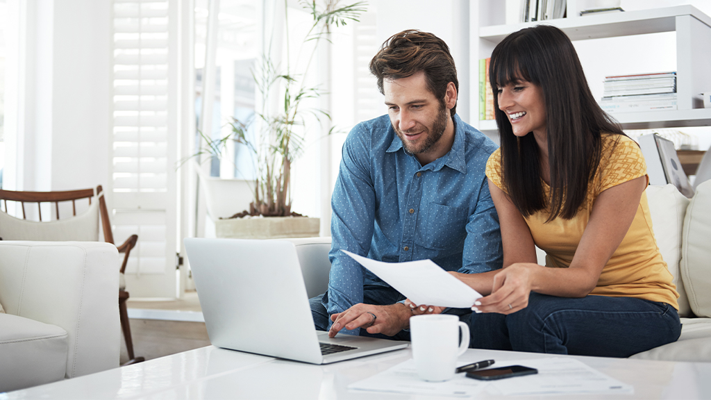 Jeune couple consultant leur ordinateur