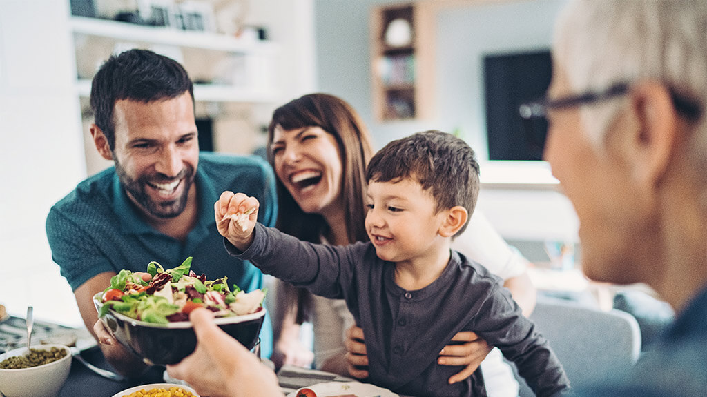 Familie isst eine gesunde Mahlzeit zu Hause