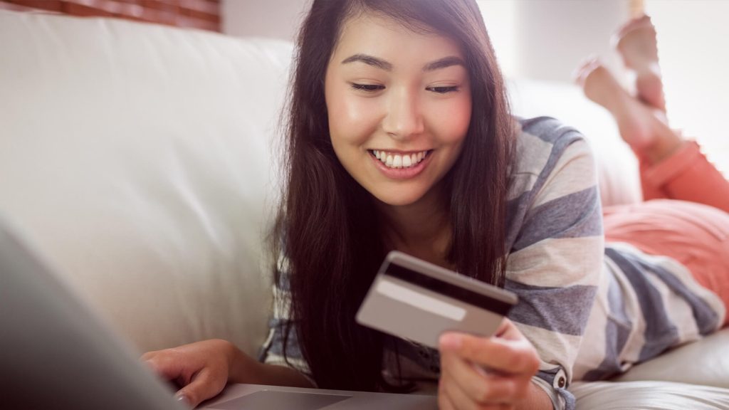 femme achetant en ligne et utilisant sa carte de crédit