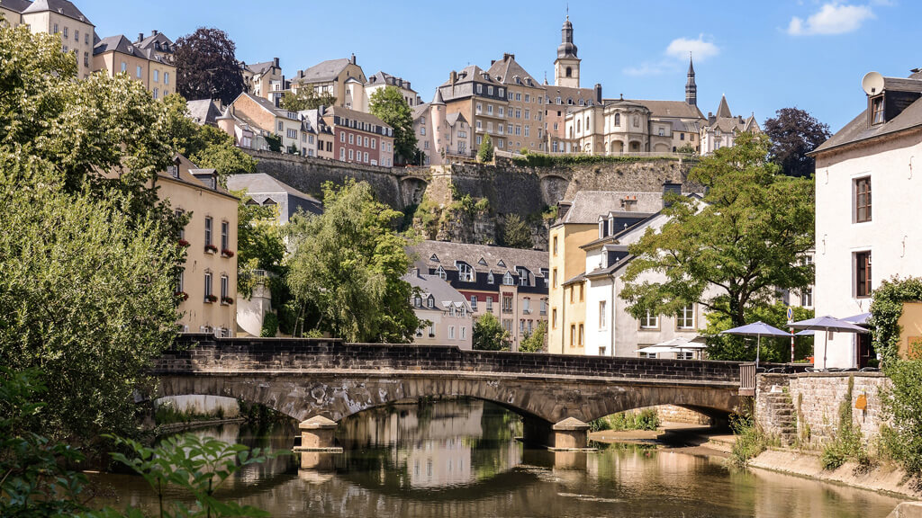Le quartier du Grund à Luxembourg ville sous un ciel bleu