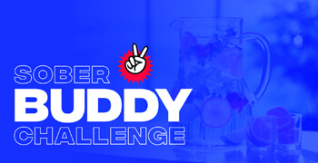 Sober Buddy Challenge devant avec une boisson sans alcool derrière dans un fond bleu