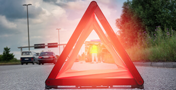 triangle de sécurité sur le bord de l'autoroute suite à un accident