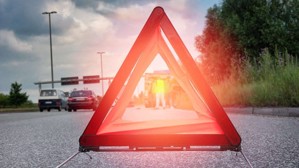 Triangle De Signalisation De Panne De Route Avec Voiture En Panne En  Arrière-plan