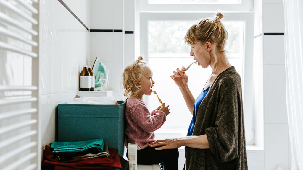 maman et son enfant qui se brossent les dents