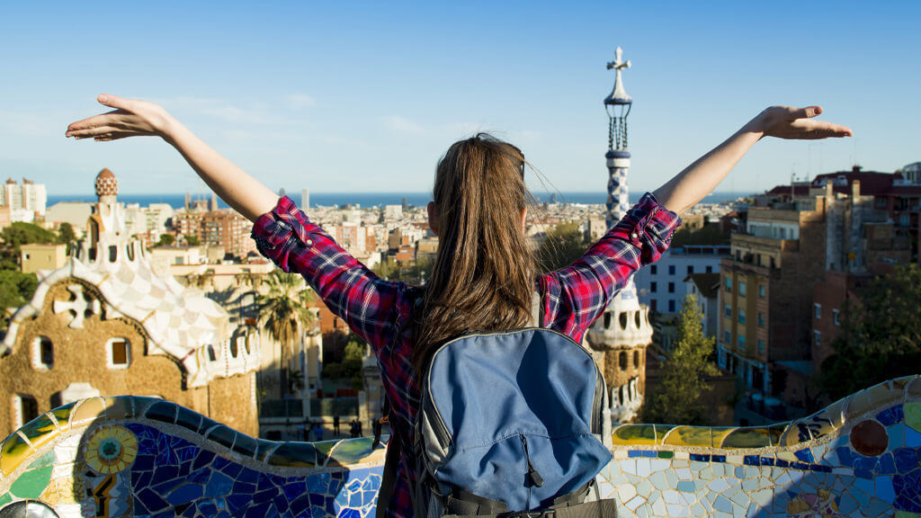 Étudiante qui regarde l'horizon depuis le parc Güell à Barcelone