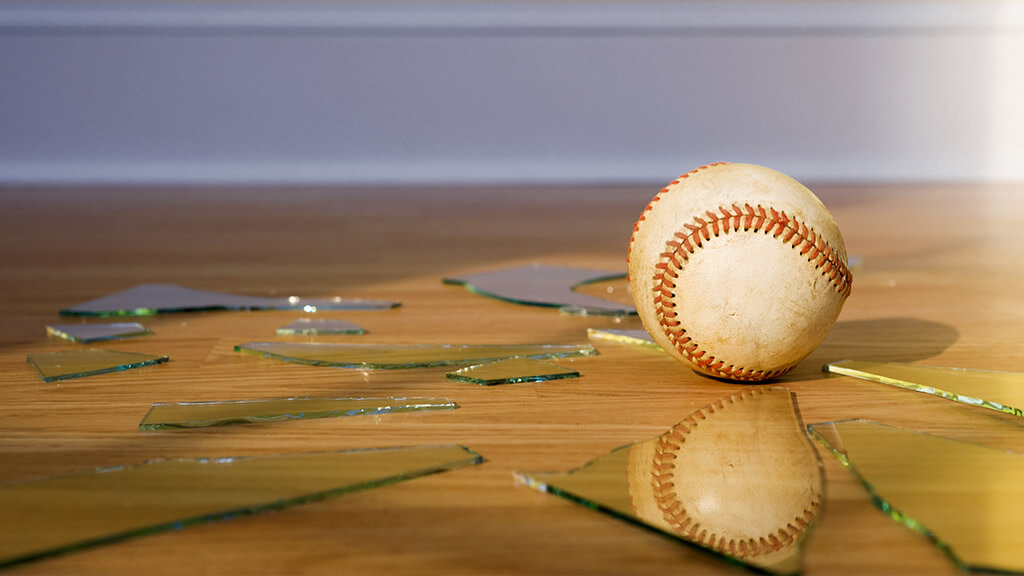 fenêtre cassée par une balle de baseball