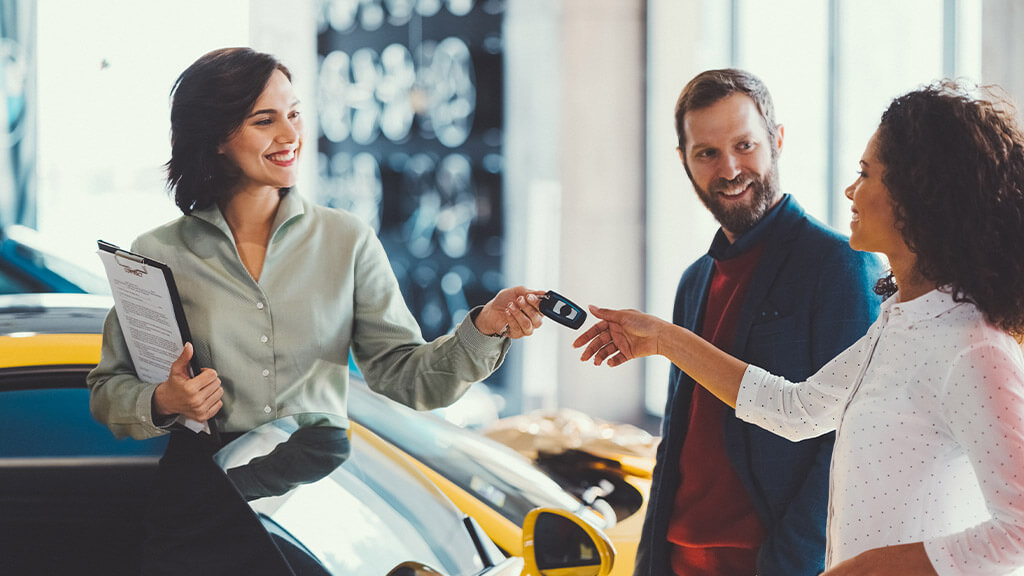 Jeune couple qui achète une voiture