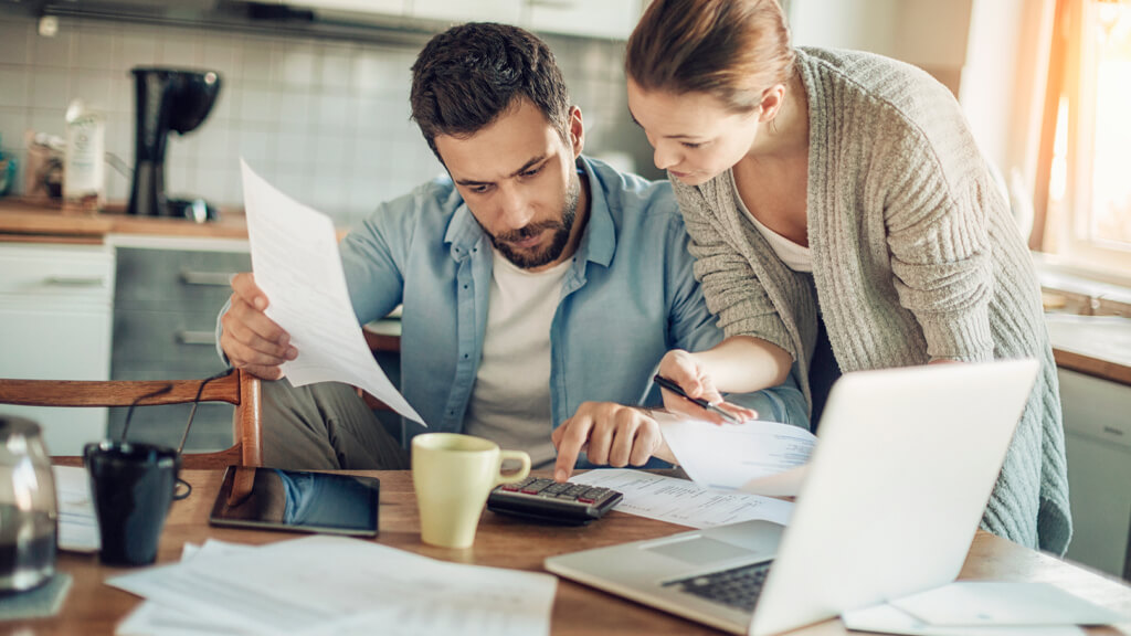 Couple en train de faire sa déclaration fiscale