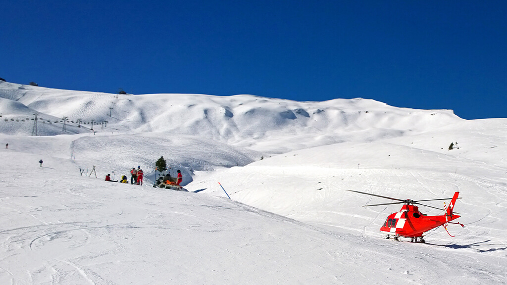 Medizinischer Helikopter am Ort eines Skiunfalls